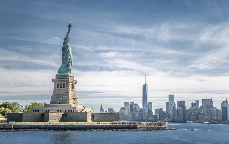Die Freiheitsstatue mit der Skyline New Yorks im Hintergrund, USA