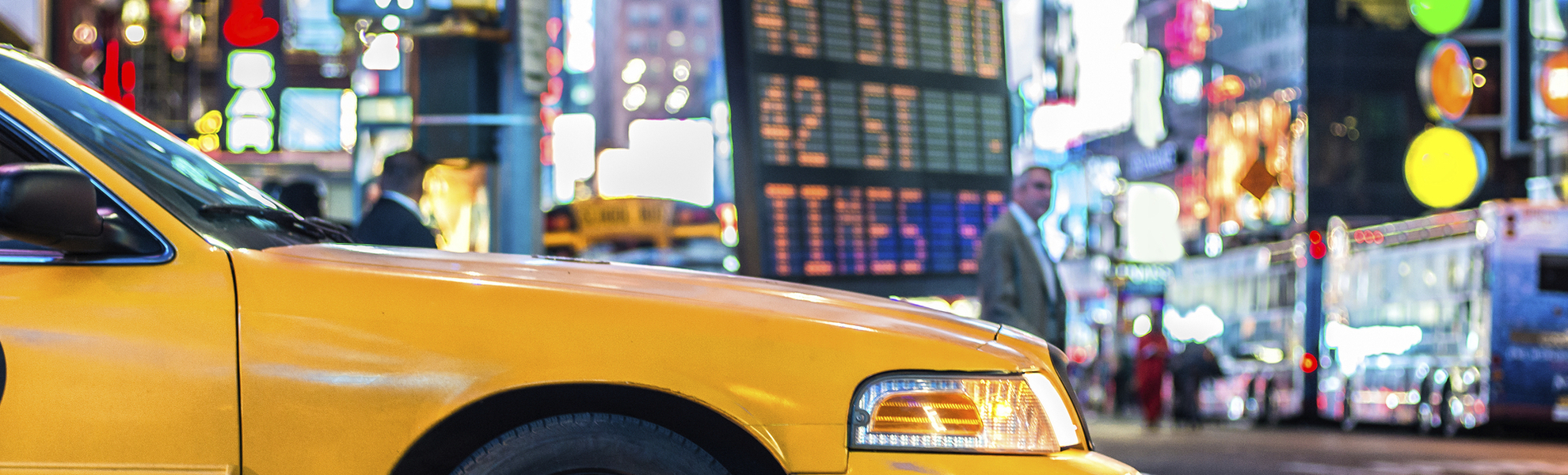 Taxis fahren durch Manhattan in New York, USA