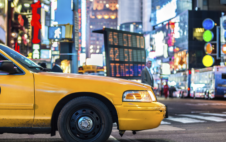 Taxis fahren durch Manhattan in New York, USA