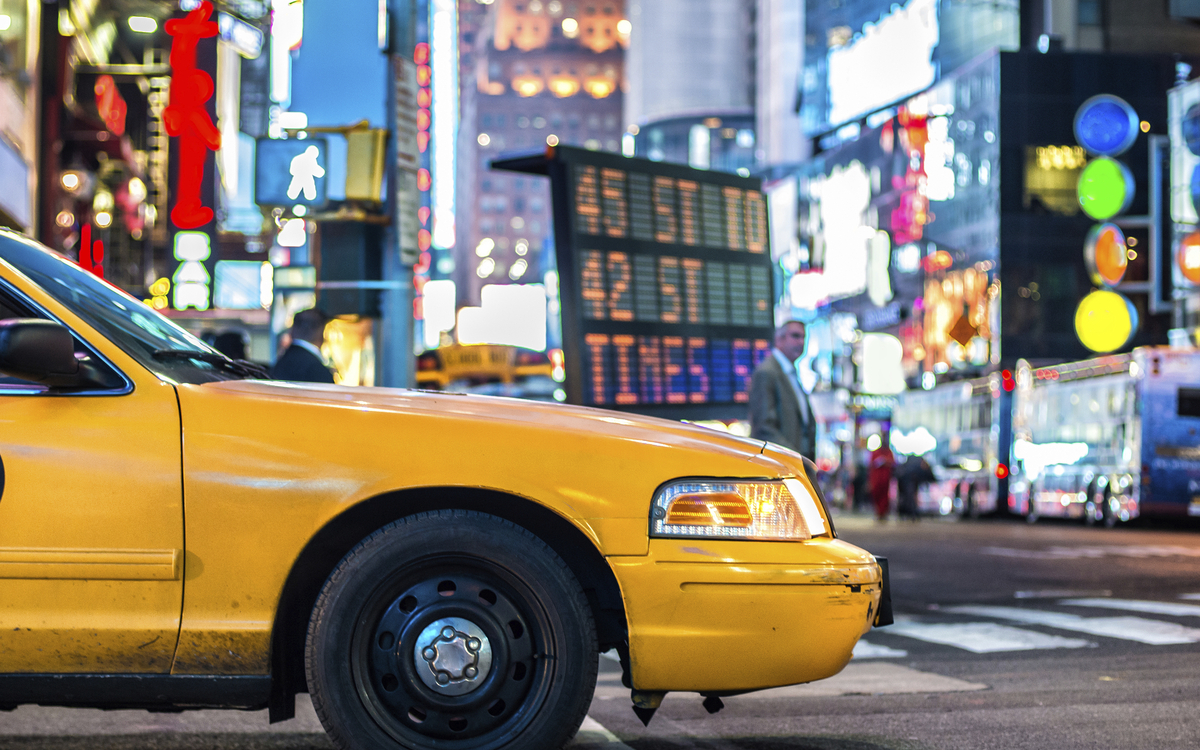 Taxis fahren durch Manhattan in New York, USA