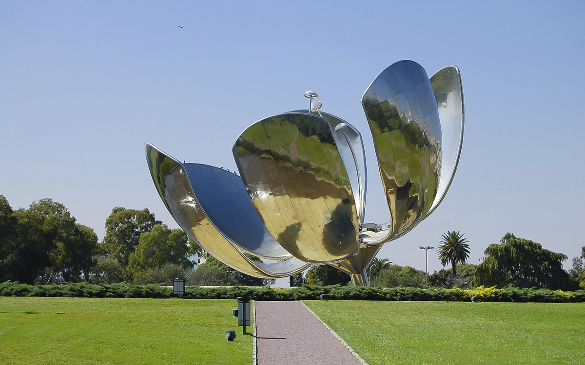 Floralis-Genérica Skulptur auf dem Platz der Vereinten Nationen in Argentinien