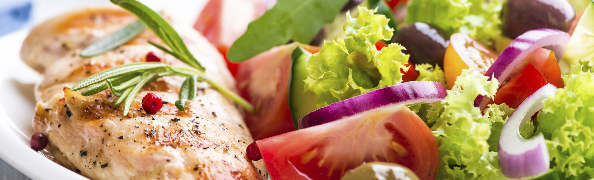 frischer Salat mit Hähnchen