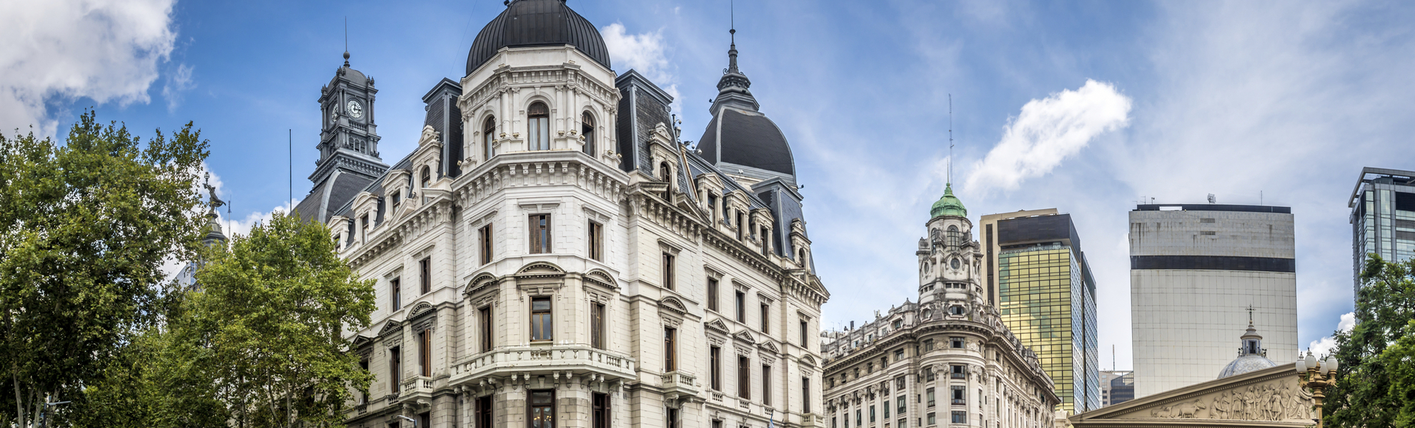 Gebauede und die Plaza de Mayo Kathedrale in Buenos Aires, Argentinien