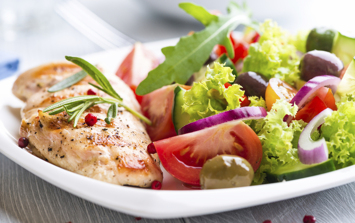 frischer Salat mit Hähnchen