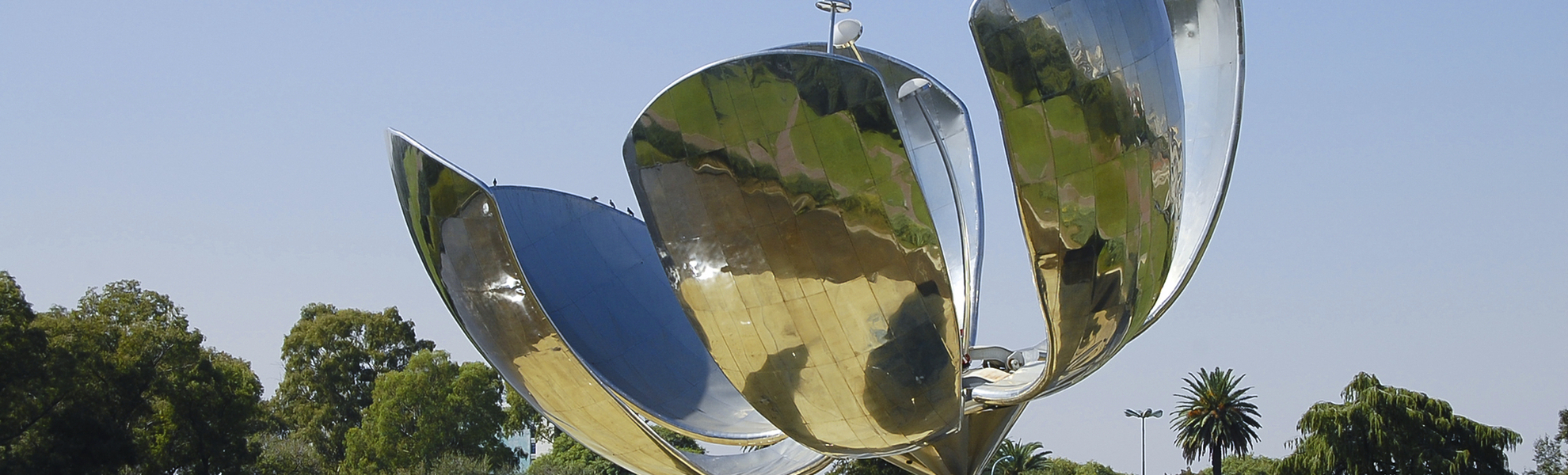 Floralis-Genérica Skulptur auf dem Platz der Vereinten Nationen in Argentinien