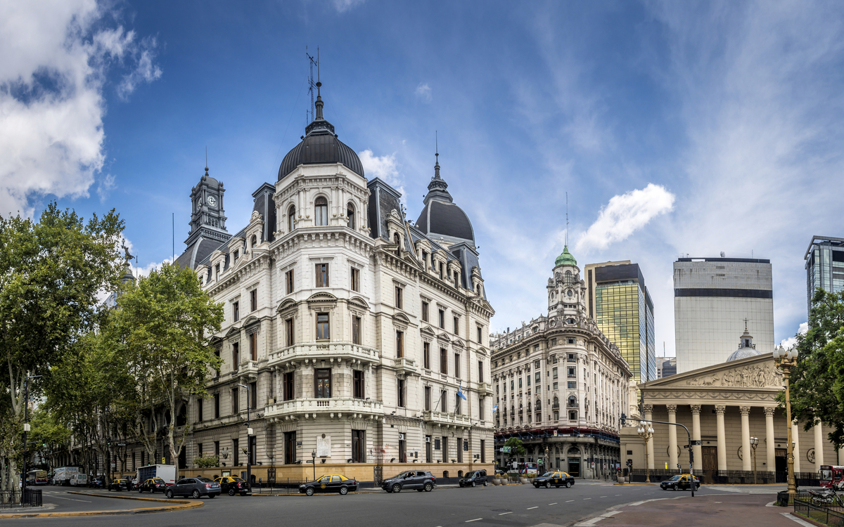 Gebauede und die Plaza de Mayo Kathedrale in Buenos Aires, Argentinien