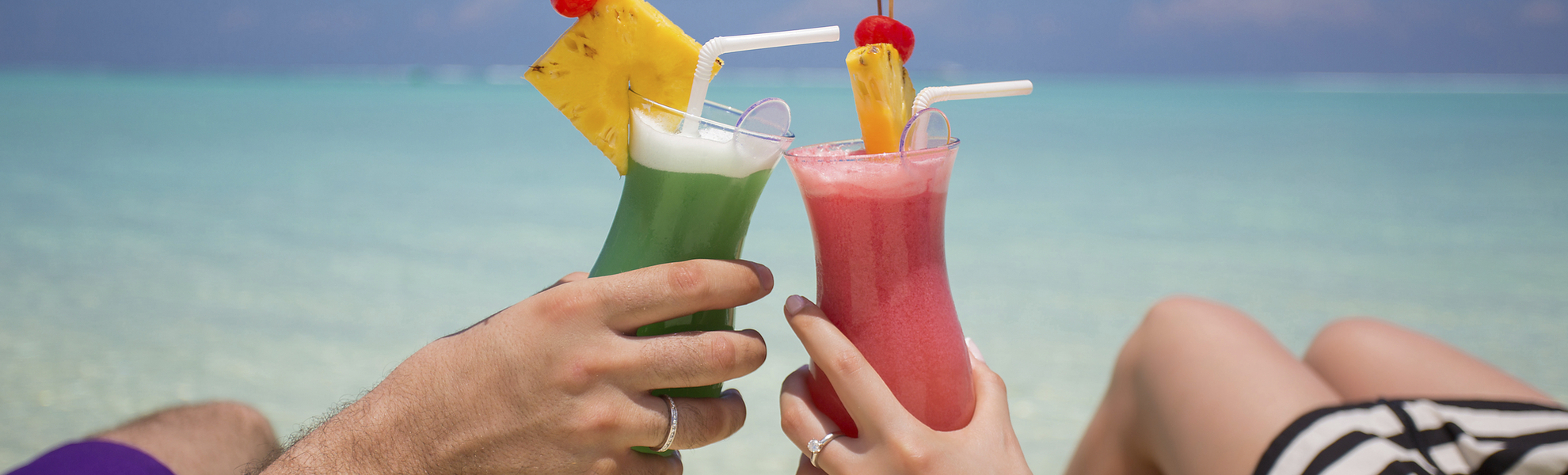 Pärchen genießt Cocktails am Strand