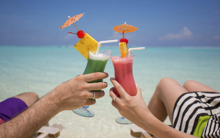 Pärchen genießt Cocktails am Strand