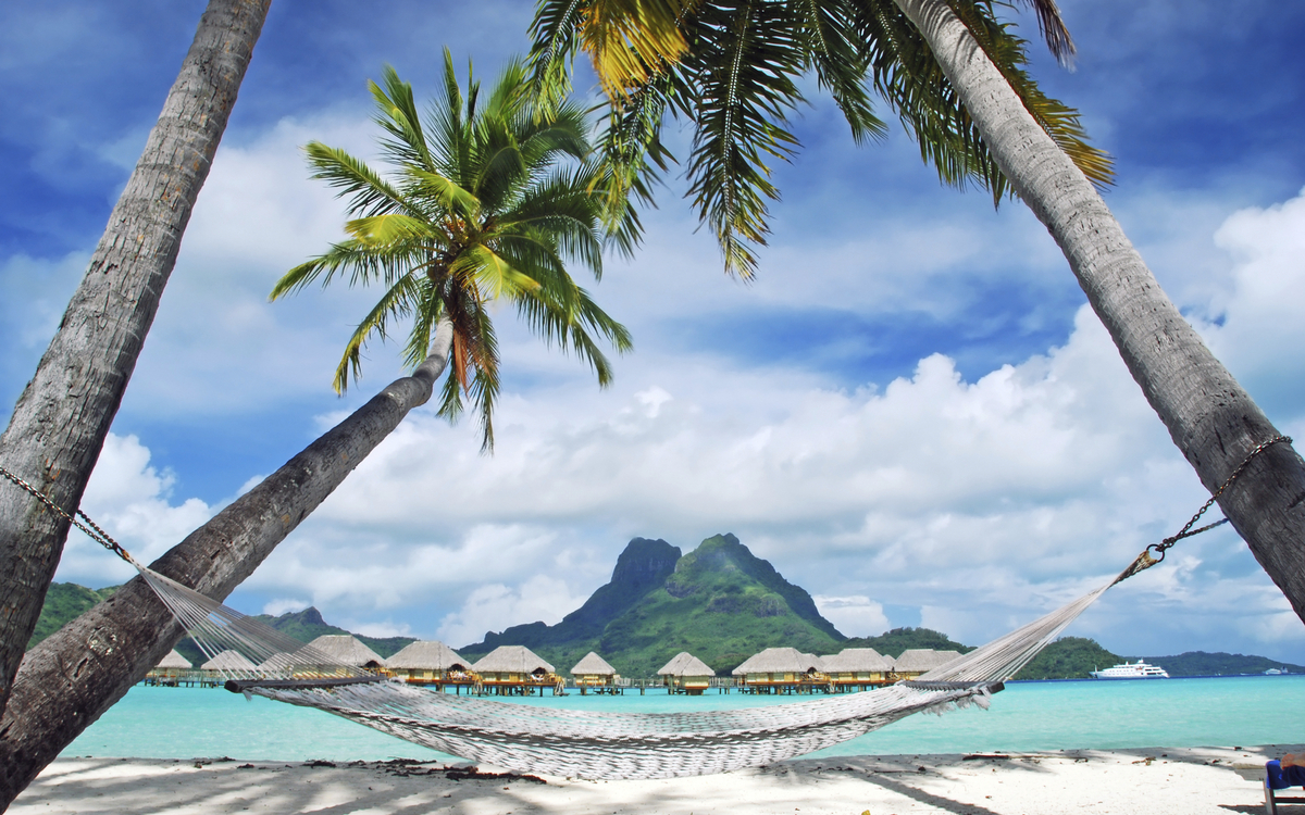 Haengematte am Strand von Bora Bora, Franz Polynesen