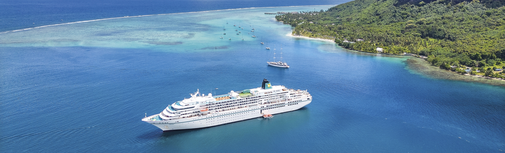 MS Amadea vor Moorea