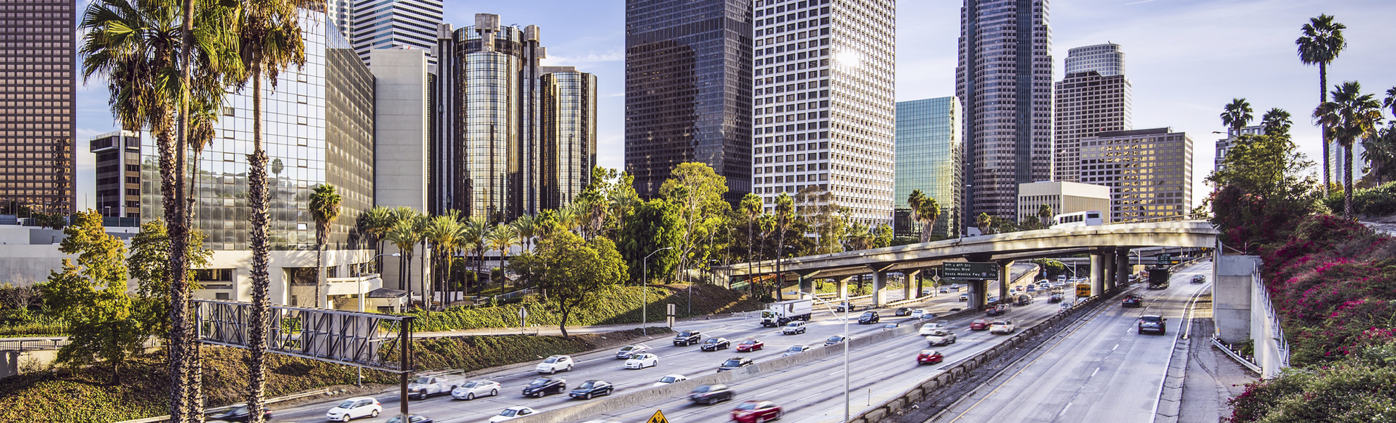 Belebte Straße vor den Wolkenkratzern von Los Angeles, USA