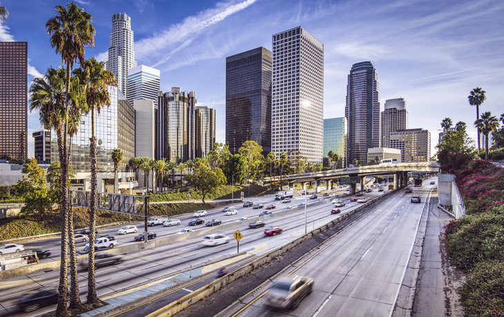 Belebte Straße vor den Wolkenkratzern von Los Angeles, USA