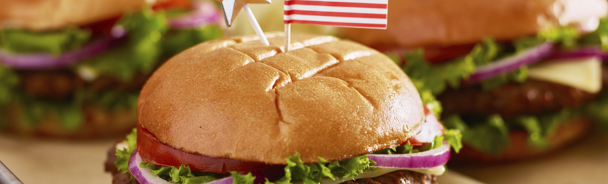 Burger mit Fähnchen und Stern am Unabhängigkeitstag, USA