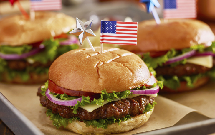 Burger mit Fähnchen und Stern am Unabhängigkeitstag, USA