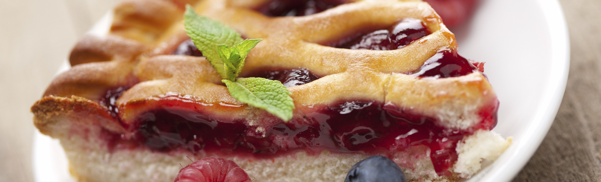 Kirschkuchen mit Himbeeren und Blaubeeren, USA