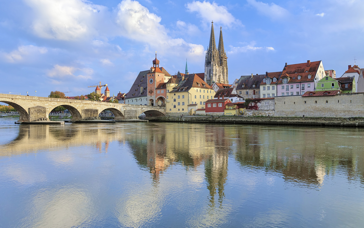 Blick über die Donau auf den Dom von Regensburg, Deutschland