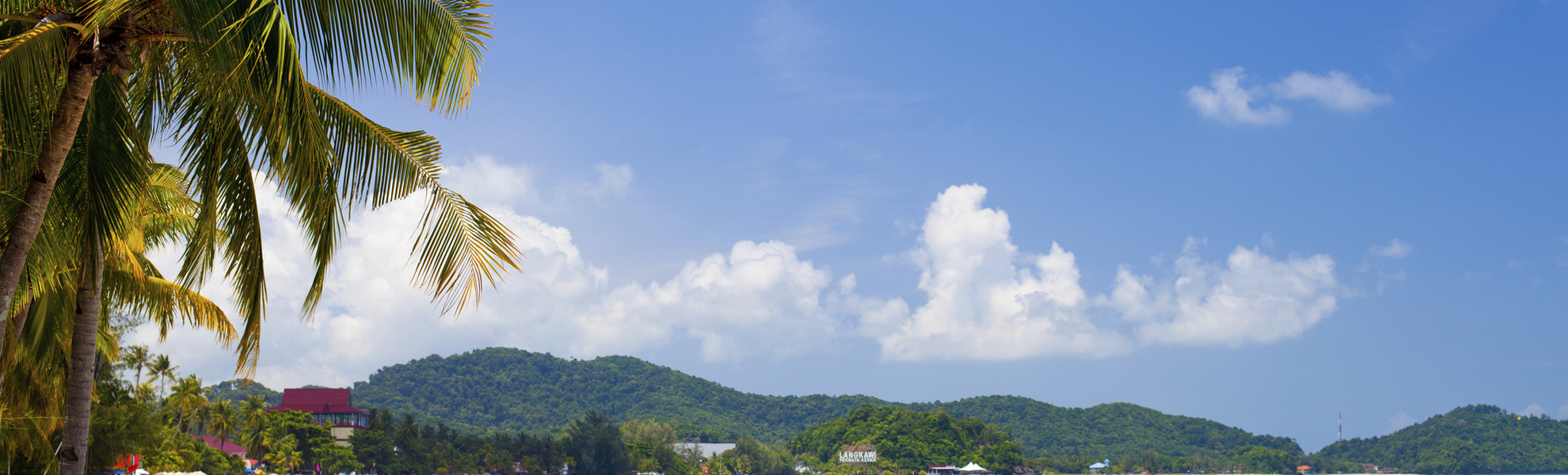 Weißer Sandstrand mit türkisblauem Wasser