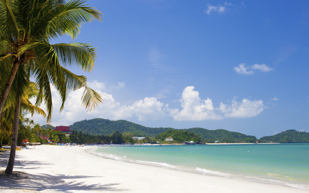 Weißer Sandstrand mit türkisblauem Wasser