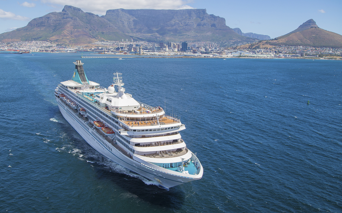 MS Artania vor dem Tafelberg in Kapstadt, Südafrika