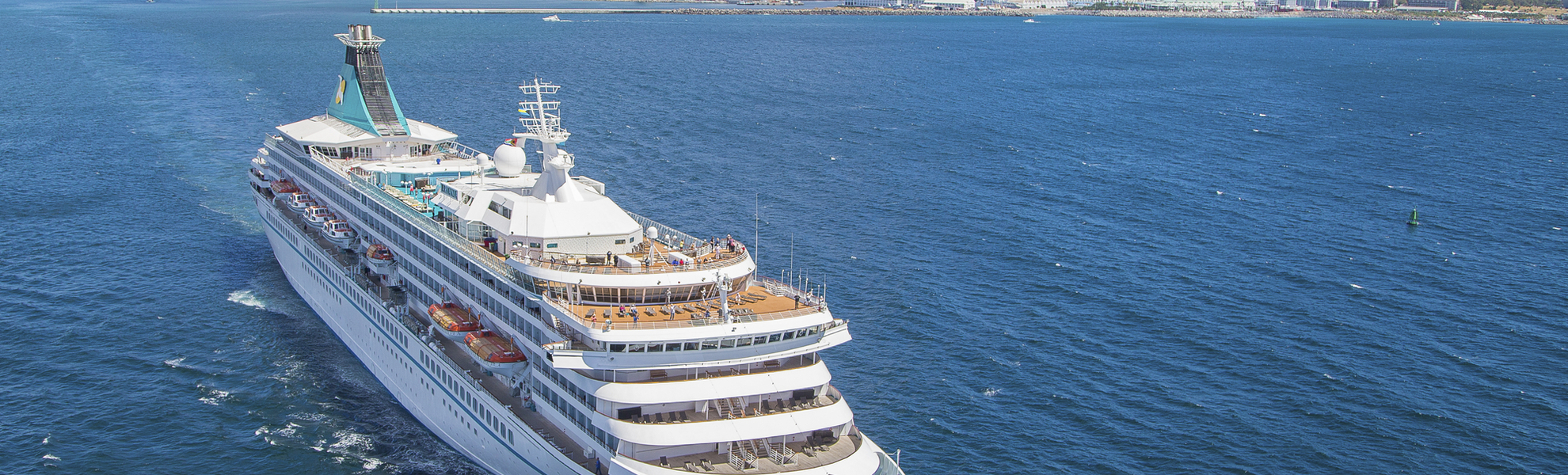MS Artania vor dem Tafelberg in Kapstadt, Südafrika