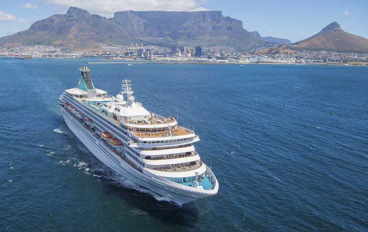 MS Artania vor dem Tafelberg in Kapstadt, Südafrika