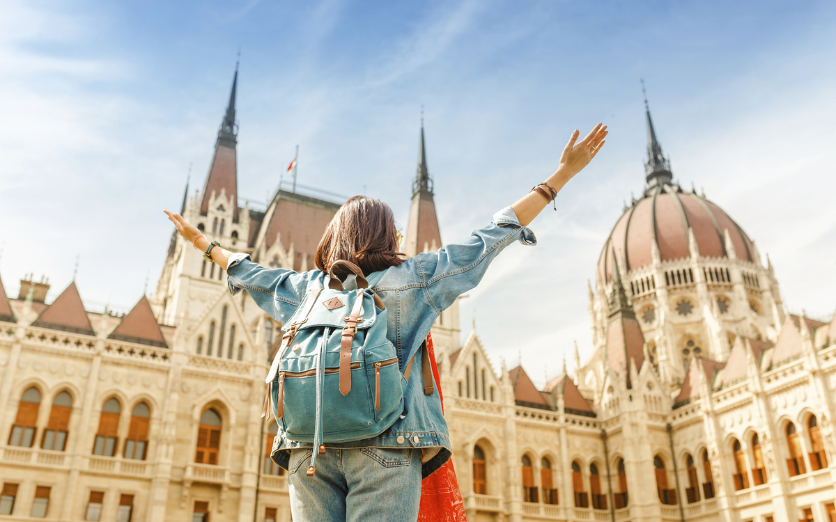 Frau vor Parlament in Budapest, Ungarn
