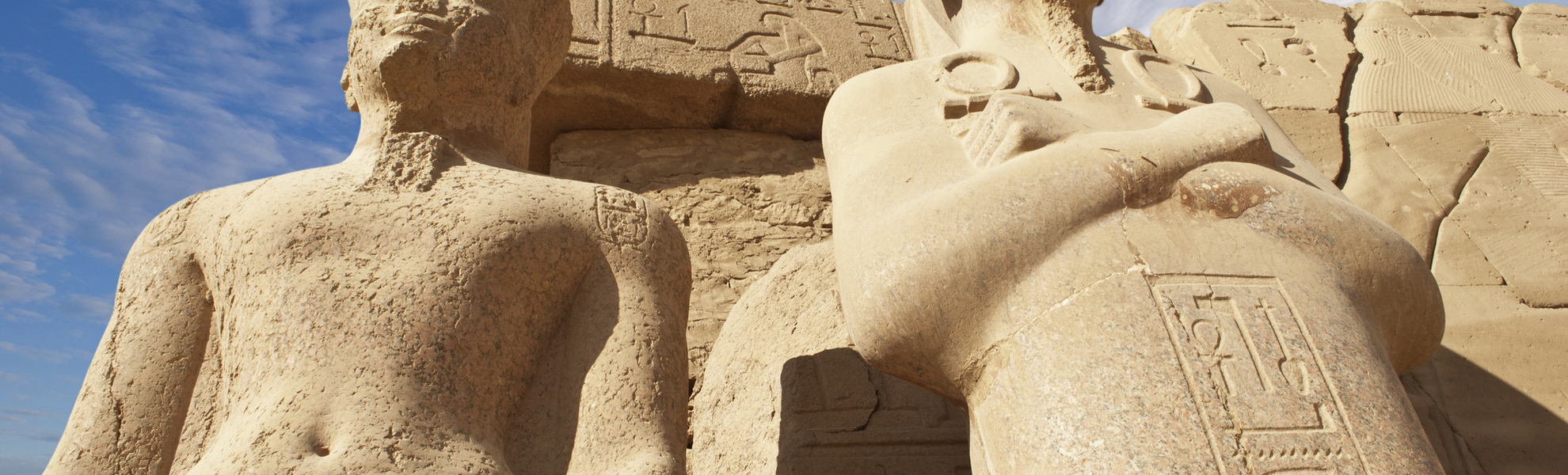 2 Statuen im Karnak-Tempel in Ägypten