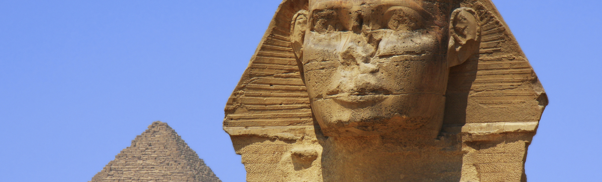 Sphinx Statue vor einer Pyramide in Ägypten