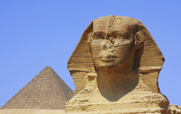 Sphinx Statue vor einer Pyramide in Ägypten