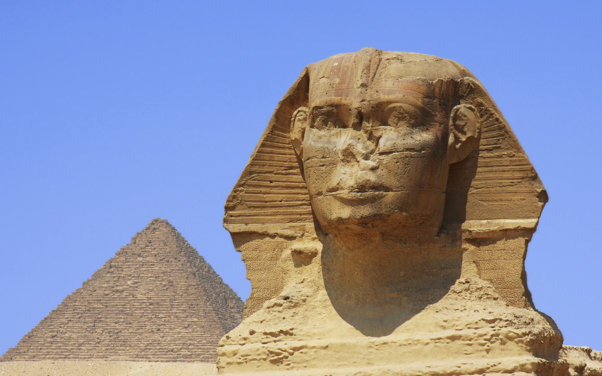 Sphinx Statue vor einer Pyramide in Ägypten