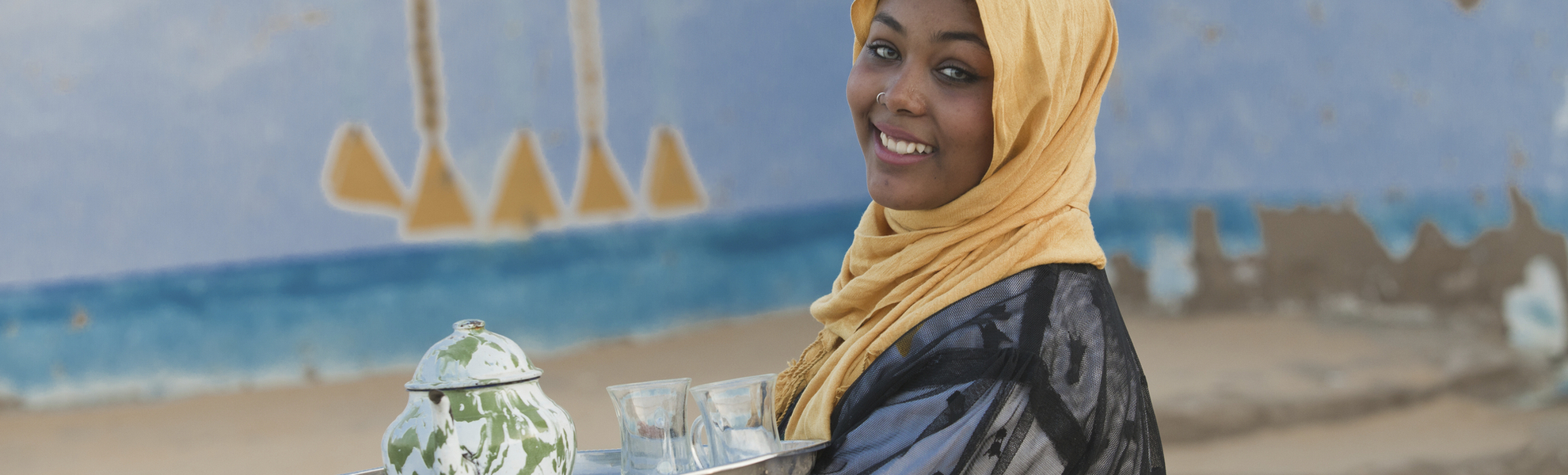 Ägyptische Frau mit einem Teetablett
