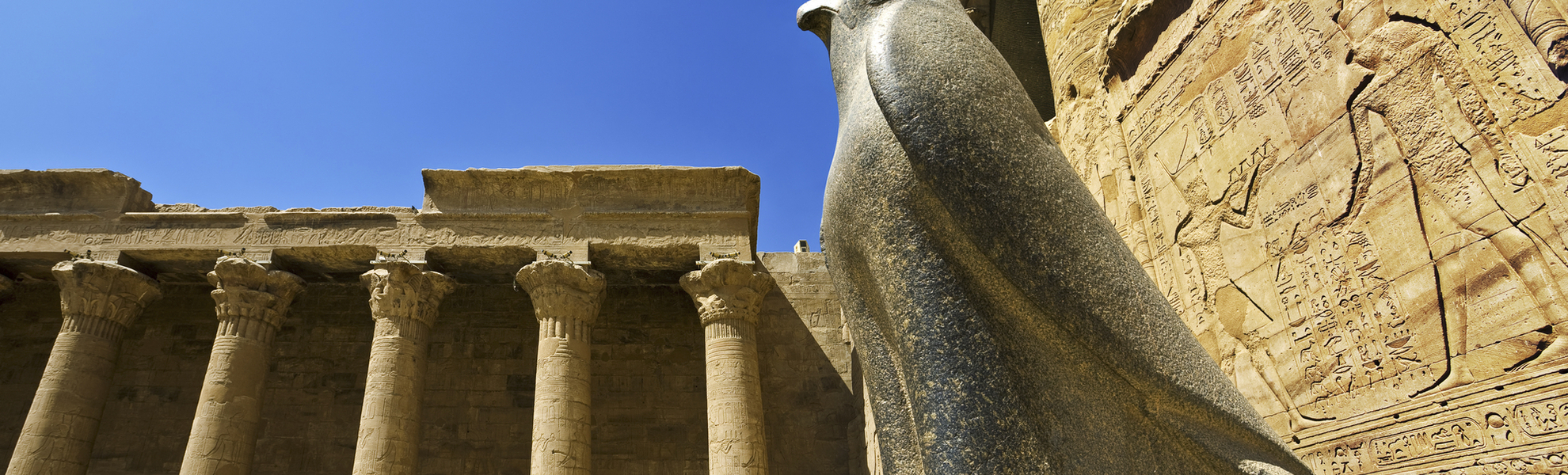 Statue des Hor-Behdeti (Falkengott) im Tempel von Edfu in Ägypten
