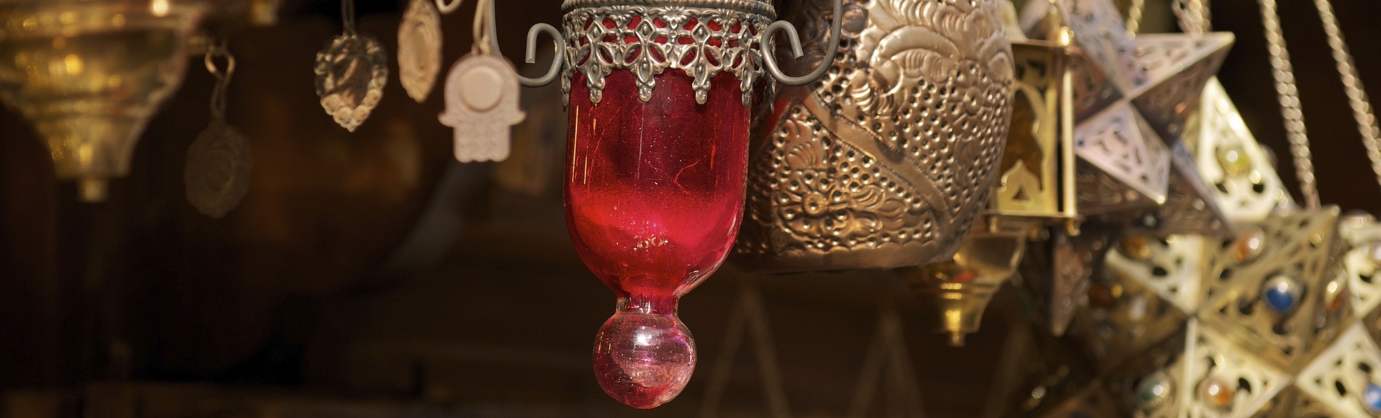 Nahaufnahme von Lampen auf einem Markt in Ägypten