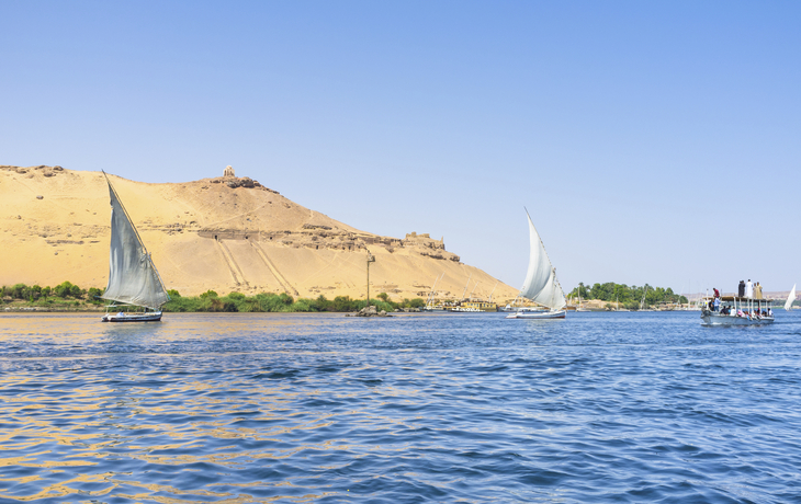 2 Feluken auf dem Nil vor Gebirge in Ägypten