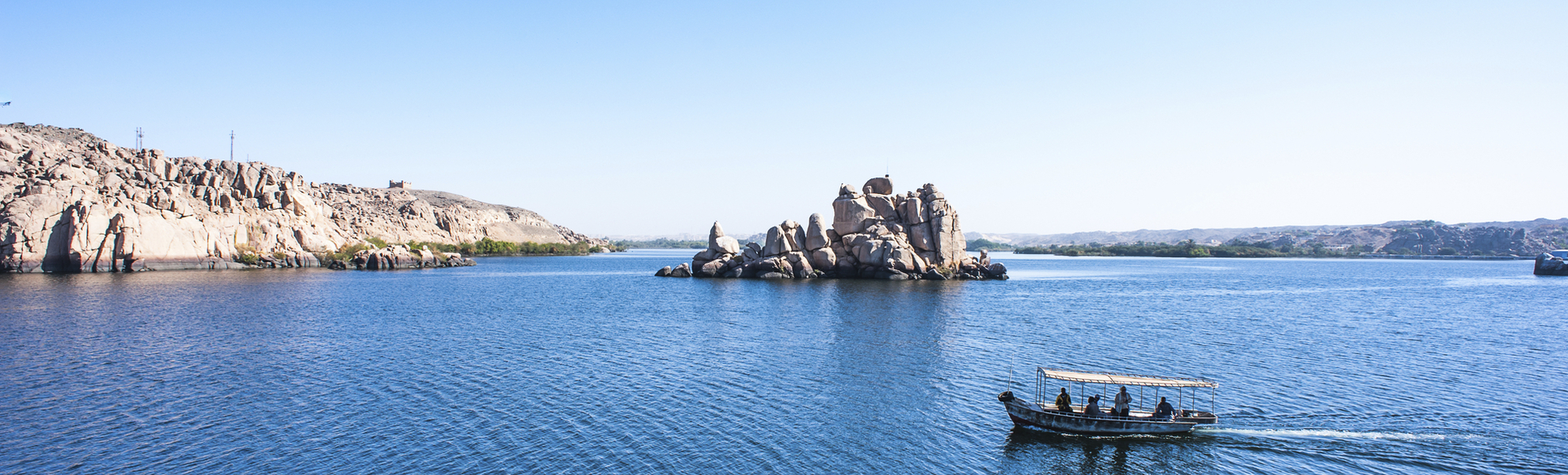 Nassersee in Ägypten mit Tempel und Gebirge im Hintergrund