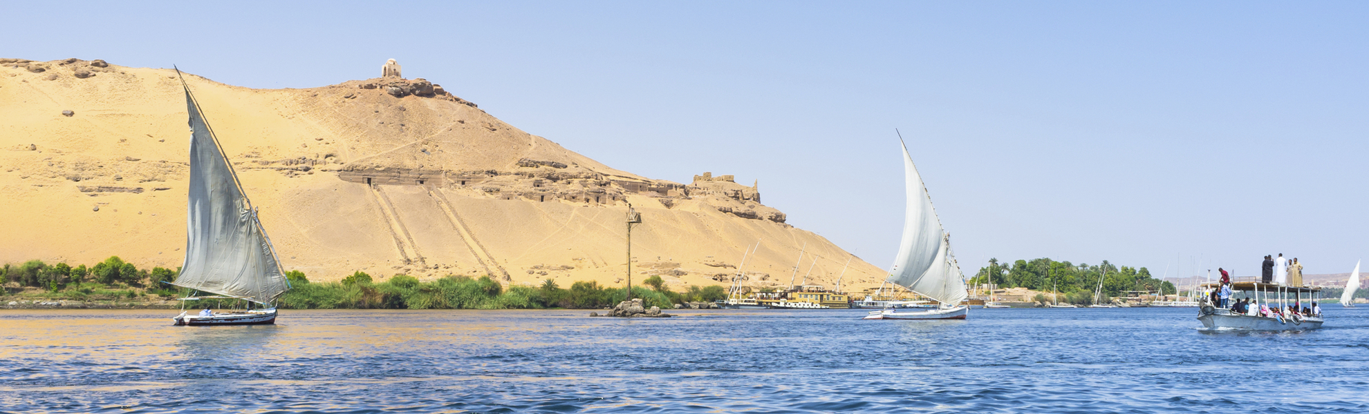 2 Feluken auf dem Nil vor Gebirge in Ägypten