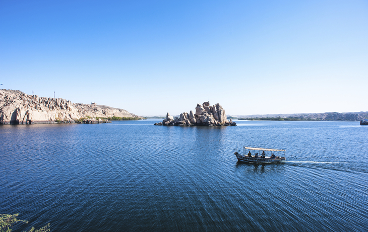 Nassersee in Ägypten mit Tempel und Gebirge im Hintergrund