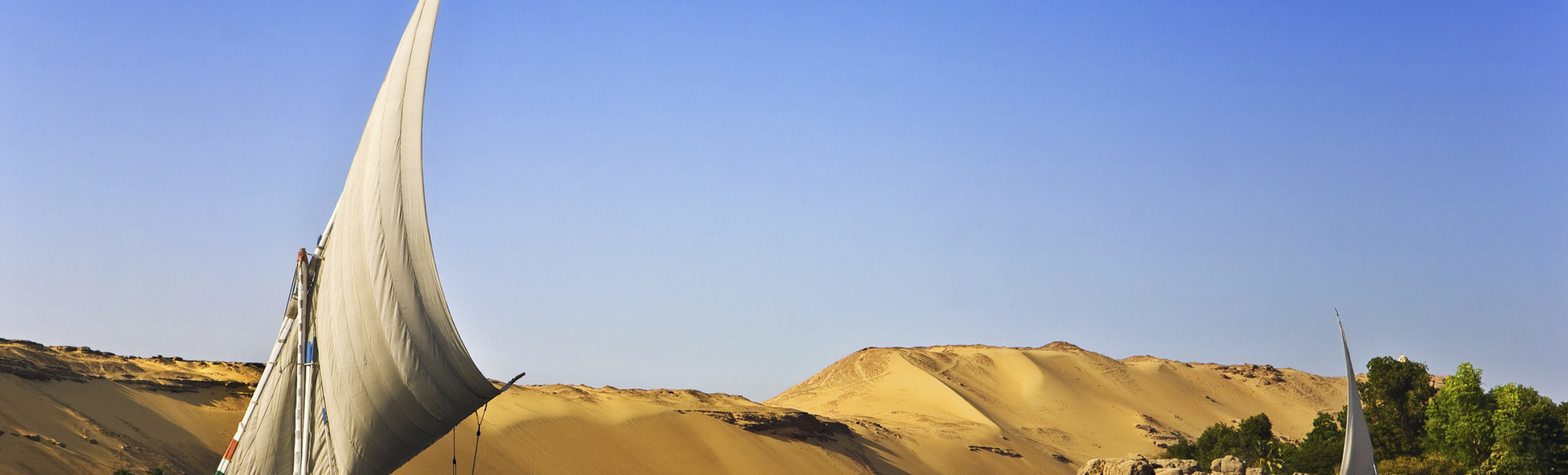 2 Feluken auf dem Nil vor Nillandschaft in Ägypten
