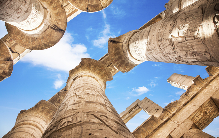 Blick vom Karnak-Tempel nach oben in Ägypten
