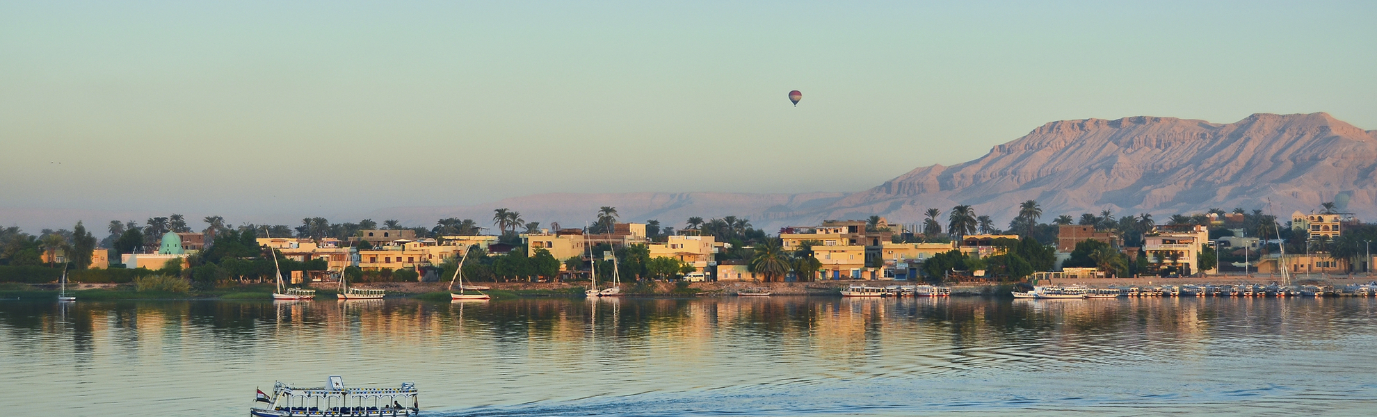 Blick über den Nil auf Luxor und das Tal der Könige in Ägypten