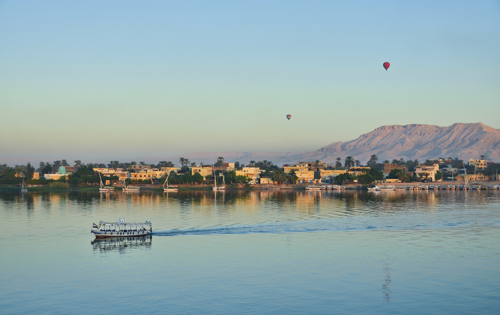 Blick über den Nil auf Luxor und das Tal der Könige in Ägypten