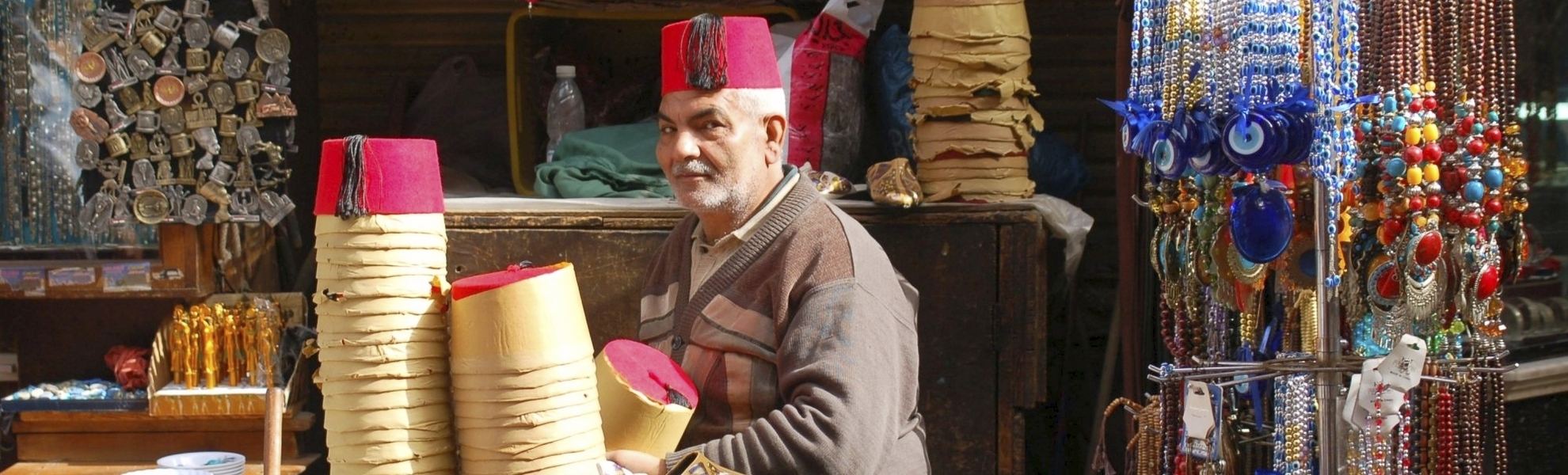Hutverkäufer auf einem Markt in Ägypten