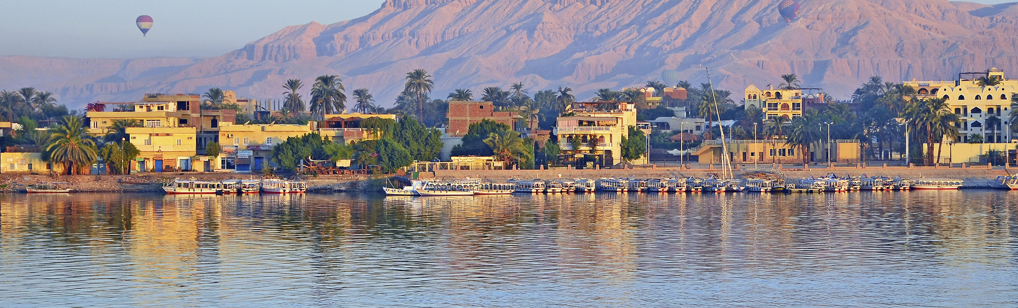 Blick vom anderen Nilufer auf Luxor und das Gebirge in Ägypten