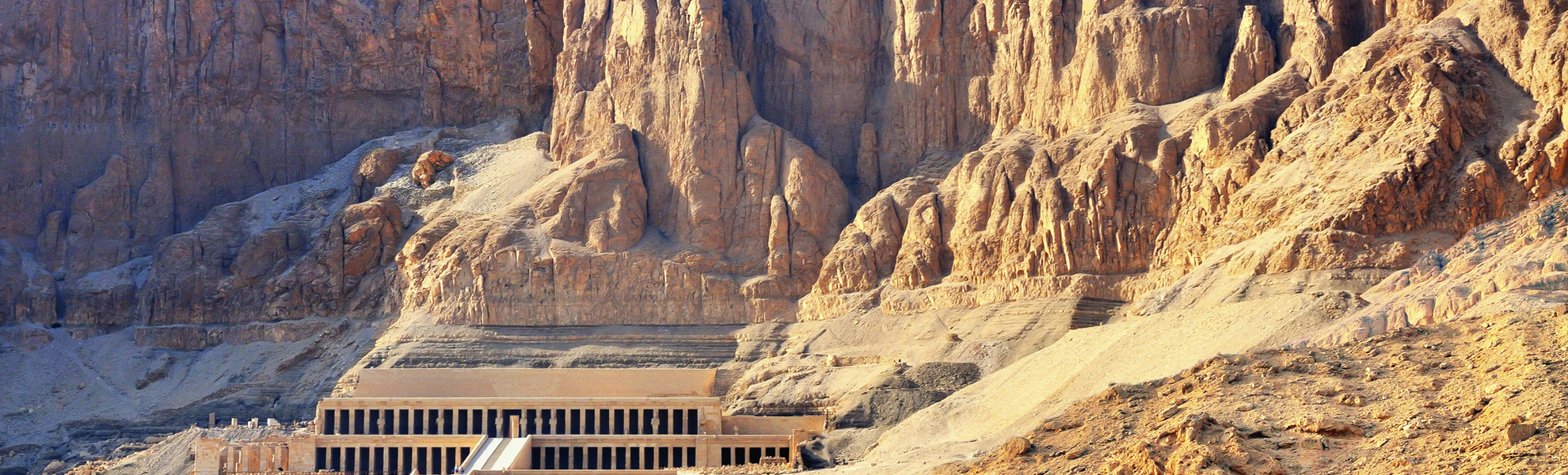 Blick von oben auf den Totentempel der Hatschepsut in Ägypten
