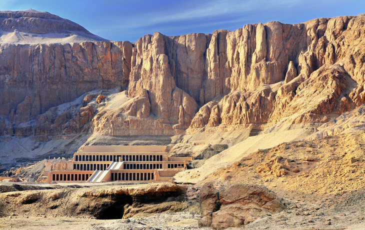 Blick von oben auf den Totentempel der Hatschepsut in Ägypten