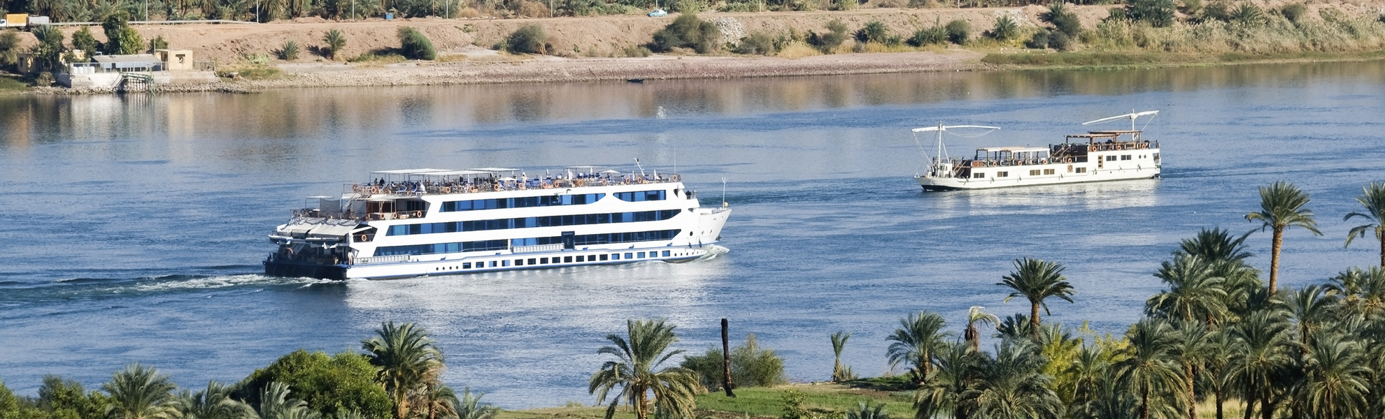 Schiffe auf dem Nil in Ägypten vor Nillandschaft