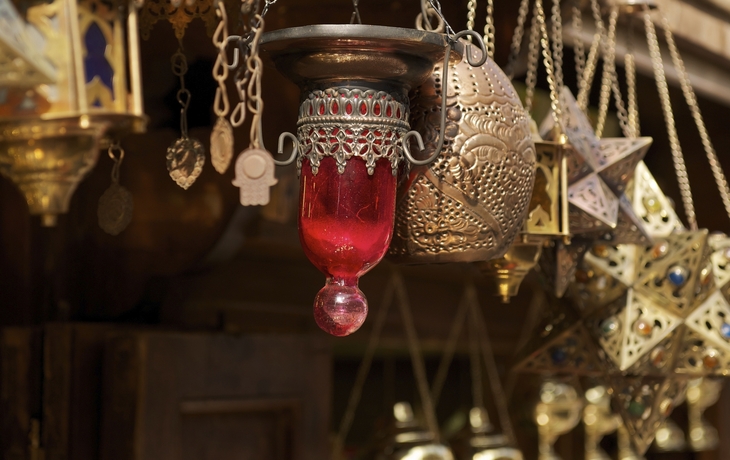 Nahaufnahme von Lampen auf einem Markt in Ägypten