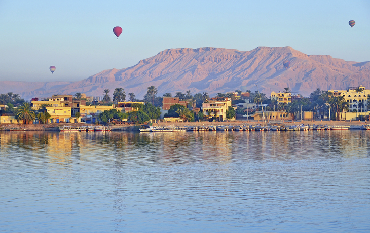 Blick vom anderen Nilufer auf Luxor und das Gebirge in Ägypten