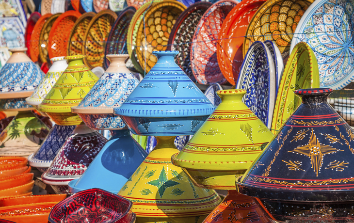 Töpferwaren auf einem Markt, Marokko