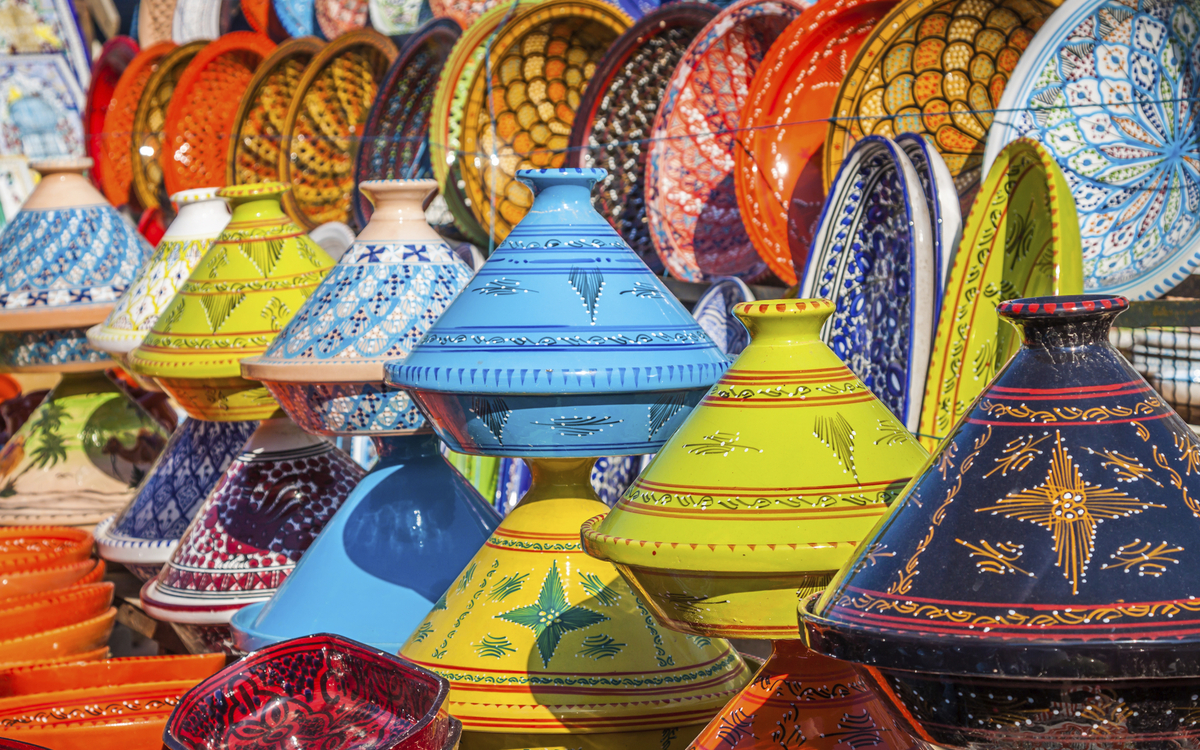 Töpferwaren auf einem Markt, Marokko